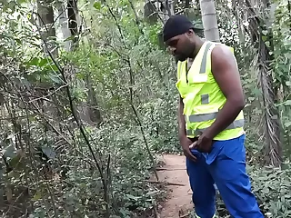 Trabalhador mijando