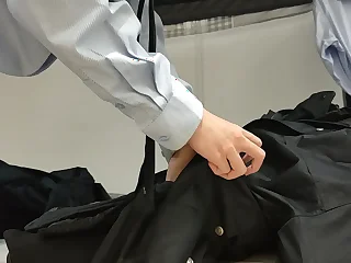 保安小伙子与自己的大衣做爱